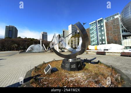 Das Wissenschaftsmuseum der Stadt Nagoya aus dem Shirakawa Park in Sakae, Nagoya, Japan. Stockfoto