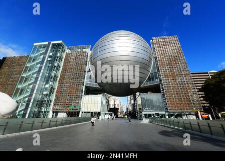 Das Wissenschaftsmuseum der Stadt Nagoya aus dem Shirakawa Park in Sakae, Nagoya, Japan. Stockfoto