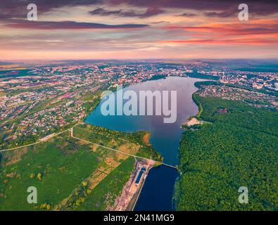 Landschaftsfotografie aus der Luft. Blick von der fliegenden Drohne auf Ternopil, Ukraine, Europa. Wunderschöner Sonnenaufgang im Sommer auf dem Fluss Seret und dem See ternopil. Verk Stockfoto