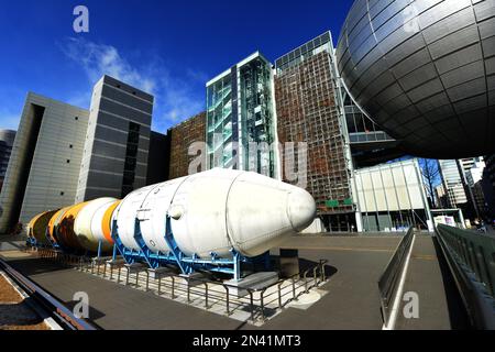 Das Wissenschaftsmuseum der Stadt Nagoya aus dem Shirakawa Park in Sakae, Nagoya, Japan. Stockfoto