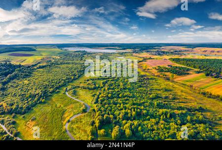 Unvergleichlicher grüner Blick auf den Fluss Seret. Atemberaubende Morgenszene der Landschaft von Ternopil, der Ukraine, Europa. Blick von der fliegenden Drohne auf das grüne Tal. Stockfoto