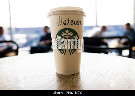 Polen. 07. Februar 2023. Eine Starbucks Kaffeetasse ist im Einkaufszentrum in Danzig zu sehen. (Foto: Mateusz Slodkowski/SOPA Images/Sipa USA) Guthaben: SIPA USA/Alamy Live News Stockfoto