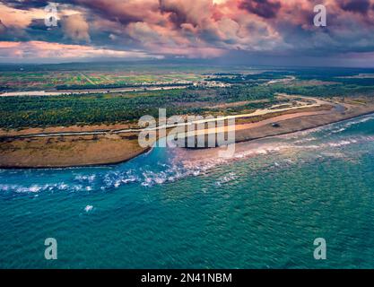 Düstere Frühlingslandschaft der Adria. Blick von der fliegenden Drohne auf den Sonnenuntergang am Strand von Semanit. Unglaublicher Abend in Albanien, Europa. Reisekonzept Stockfoto