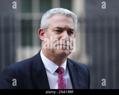 Downing Street, London, Großbritannien. 7. Februar 2023 Der Staatssekretär für Gesundheit und Sozialfürsorge Steve Barclay verlässt nach der wöchentlichen Kabinettssitzung in der Downing Street Nr. 10 inmitten einer Spekulation über eine Regierungsumwandlung. Kredit: Uwe Deffner/Alamy Live News Stockfoto