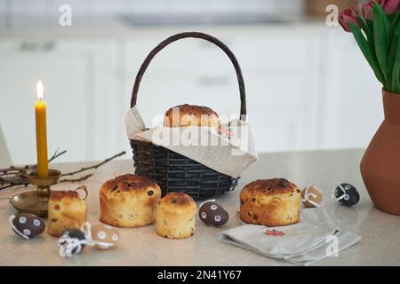 Osterkuchen auf Korbhintergrund mit gesticktem Handtuch. Ukrainisches Foto in hoher Qualität Stockfoto