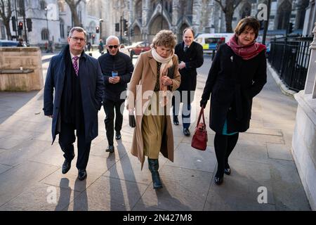 WEITERÜBERTRAGUNG VON HINZUFÜGUNGEN VON DUP-Führer Sir Jeffrey Donaldson (links), Ben Habib (zweite links), Baroness Kate Hoey (Mitte) und ehemalige erste Ministerin Dame Arlene Foster (rechts) außerhalb des Obersten Gerichtshofs des Vereinigten Königreichs in London, wo Richter ein Urteil über die Rechtmäßigkeit des Nordirland-Protokolls abgeben. Die Rechtmäßigkeit der umstrittenen Handelsvereinbarungen wurde von einem Kollektiv von Gewerkschaftern und Brexitern in Frage gestellt. Das Protokoll, das einen Schlüsselaspekt des Brexit-Austrittsabkommens darstellt, wurde gemeinsam von London und Brüssel konzipiert, um den freien Fluss der irischen Landgrenze im Anschluss an das Vereinigte Königreich zu gewährleisten. Stockfoto