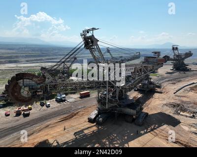 Ein riesiges Schaufelrad in einem Kohlebergwerk. Ein riesiger Bagger auf einer offenen Grube. Stockfoto