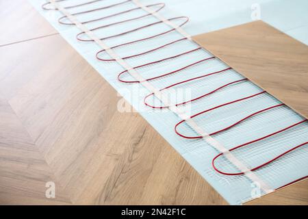 Installation eines modernen Fußbodenheizungssystems im Innenbereich Stockfoto