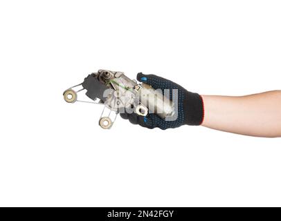 Der Automechaniker hält den Elektromotor der Scheibenwischer in der Hand. Weißer Hintergrund, isolieren. Stockfoto