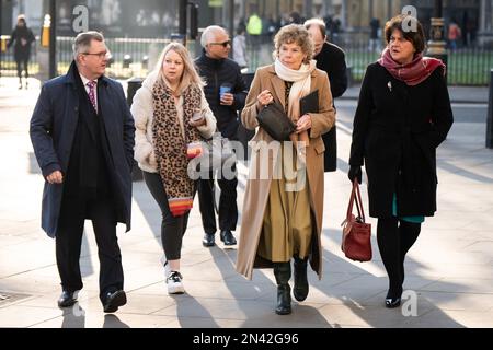 ÜBERTRAGUNG VON HINZUFÜGUNGEN VON NAMEN DUP-Führer Sir Jeffrey Donaldson (links), Ben Habib (hinten links), Baroness Kate Hoey (zweite rechts) und ehemalige erste Ministerin Dame Arlene Foster (rechts) außerhalb des britischen Obersten Gerichtshofs in London, wo Richter ein Urteil über die Rechtmäßigkeit des Nordirland-Protokolls abgeben. Die Rechtmäßigkeit der umstrittenen Handelsvereinbarungen wurde von einem Kollektiv von Gewerkschaftern und Brexitern in Frage gestellt. Das Protokoll, das einen Schlüsselaspekt des Brexit-Austrittsabkommens darstellt, wurde gemeinsam von London und Brüssel konzipiert, um die irische Landgrenze nach dem frei zu halten Stockfoto