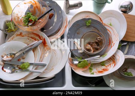 Dreckiges Geschirr im Waschbecken nach der Silvesterparty Stockfoto