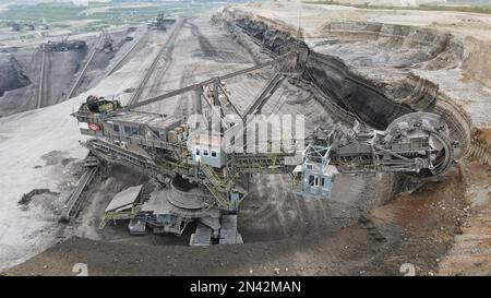 Ein riesiges Schaufelrad in einem Kohlebergwerk. Ein riesiger Bagger auf einer offenen Grube. Stockfoto