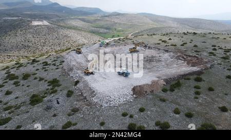 Schwere Maschinen, die auf dem Berg arbeiten. Stockfoto