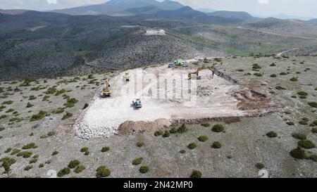 Schwere Maschinen, die auf dem Berg arbeiten. Stockfoto