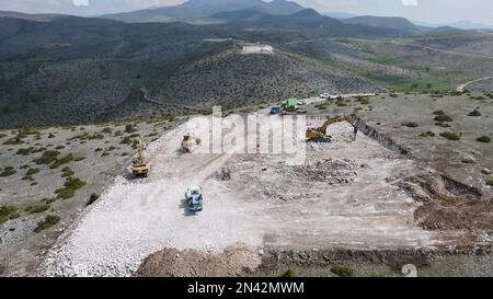 Schwere Maschinen, die auf dem Berg arbeiten. Stockfoto