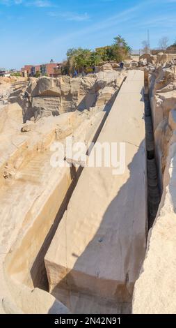 Unbearbeiteter Obelisk, Assuan, Ägypten; 7. Februar 2023 - bestellt von Königin Hatschepsut (1508–1458 v. Chr.). Wenn sie fertig wäre, wäre sie etwa 41,75 m groß gewesen Stockfoto