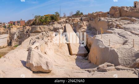 Unbearbeiteter Obelisk, Assuan, Ägypten; 7. Februar 2023 - bestellt von Königin Hatschepsut (1508–1458 v. Chr.). Wenn sie fertig wäre, wäre sie etwa 41,75 m groß gewesen Stockfoto