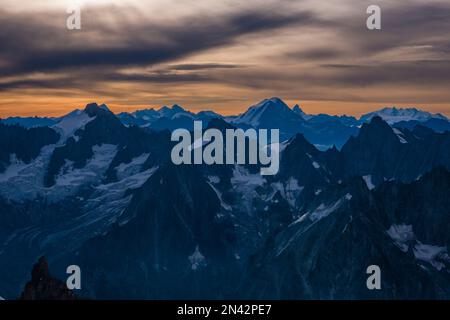 Blick von Aiguille du Midi auf die Gipfel östlich des Mont Blanc Massivs, mit Combin de Grafeneire, Matterhorn und Monte Rosa in der Ferne, bei Sunris Stockfoto