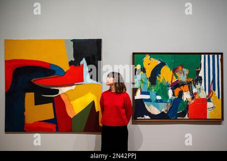 London, Großbritannien. 8. Februar 2023 L) "Oil No. 4", 1968, von Fanny Sanin und "Untitled", 1960er, von Wook-kyung Choi bei einer Vorschau von "Action, Gesture, Paint: Women Artists and Global Abstraction", 1940-70, einer neuen Ausstellung, die die Vorstellung revidieren soll, dass der abstrakte Expressionismus eine Bewegung war, die hauptsächlich mit männlichen, amerikanischen Malern in Verbindung stand. In der Whitechapel Gallery werden vom 9. Februar bis 7. Mai 2023 über 150 Gemälde einer übersehenen Generation von 80 internationalen Künstlerinnen ausgestellt. Kredit: Stephen Chung / Alamy Live News Stockfoto