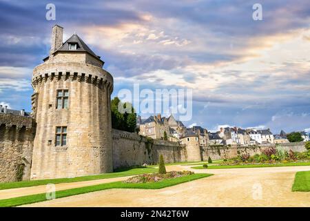 Vannes, mittelalterliche Stadt in der Bretagne, Blick auf den Garten der Stadtmauern, Sonnenuntergang Stockfoto