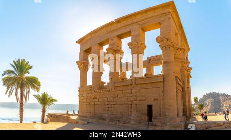 Assuan, Ägypten; 12. Februar 2023 - Trajans Kiosk ist ein Tempel auf der Insel Agilkia im Süden Ägyptens. Es wird Trajan zugeschrieben, dem römischen Kaiser Stockfoto