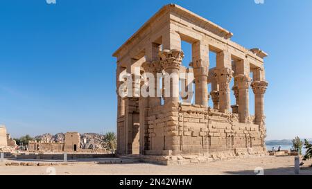 Assuan, Ägypten; 12. Februar 2023 - Trajans Kiosk ist ein Tempel auf der Insel Agilkia im Süden Ägyptens. Es wird Trajan zugeschrieben, dem römischen Kaiser Stockfoto