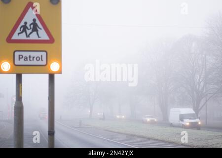 Kidderminster, Großbritannien. 8. Februar 2023. Das Wetter im Vereinigten Königreich: Ein sehr nebiger, kalter und frostiger Start für viele Pendler heute. Fahrer müssen besonders vorsichtig sein, da die Fahrbedingungen sehr schlecht sind. Kredit: Lee Hudson/Alamy Live News Stockfoto