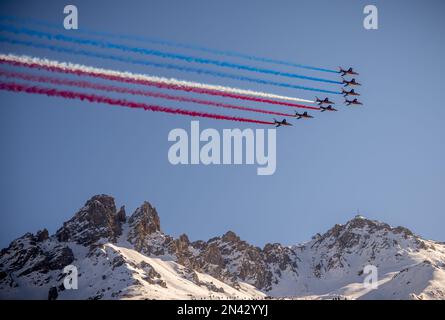 Courchevel, Frankreich. 08. Februar 2023. Alpinskifahren: Weltmeisterschaft, Super G, Frauen: Patrol de France jets über dem Platz. Die Ski-Weltmeisterschaften finden in Courchevel und Meribel in den französischen Alpen statt. Kredit: Michael Kappeler/dpa/Alamy Live News Stockfoto