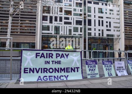 London, England, Großbritannien. 8. Februar 2023. UNISON Streikposten. UNISON- und Prospect-Mitglieder stellten Streikposten vor dem Innenministerium auf, in dem auch die Umweltagentur untergebracht ist, da die Mitarbeiter der Umweltagentur Streik über Lohn ausgesetzt sind. (Kreditbild: © Vuk Valcic/ZUMA Press Wire) NUR REDAKTIONELLE VERWENDUNG! Nicht für den kommerziellen GEBRAUCH! Stockfoto