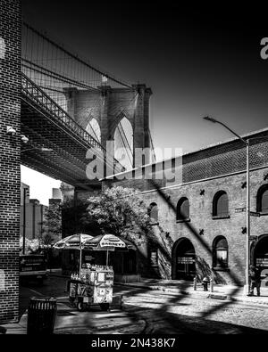 Brooklyn, New York, USA - 25. April 2022: Blick auf die Brooklyn Bridge vom Dumbo District Stockfoto