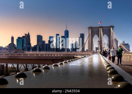 Brooklyn, New York, USA - 25. April 2022: Die Skyline von New York von der Brooklyn Bridge aus gesehen Stockfoto