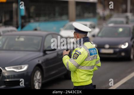 Bukarest, Rumänien - 8. Februar 2023: Rumänischer Straßenpolizist in der Innenstadt von Bukarest zur Hauptverkehrszeit. Stockfoto