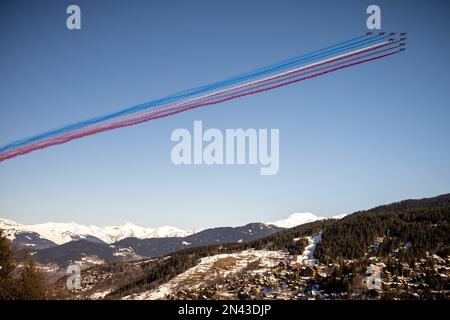 Courchevel, Frankreich. 08. Februar 2023. Alpinskifahren: Weltmeisterschaft, Super G, Frauen: Patrol de France jets über dem Platz. Die Ski-Weltmeisterschaften finden in Courchevel und Meribel in den französischen Alpen statt. Kredit: Michael Kappeler/dpa/Alamy Live News Stockfoto