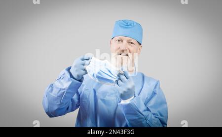 Infektionskrankheit Arzt in blauem Schutzanzug trägt eine blaue Schutzmaske. Stockfoto
