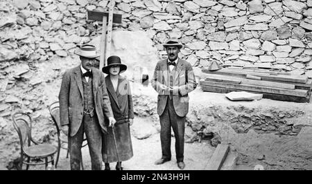 TUTANCHAMUN Lord Carnarvon links mit seiner Tochter Lady Evelyn Herbert und Howard Carter auf den Stufen hinunter zu Tutanchamuns Grab im November 1922 Stockfoto