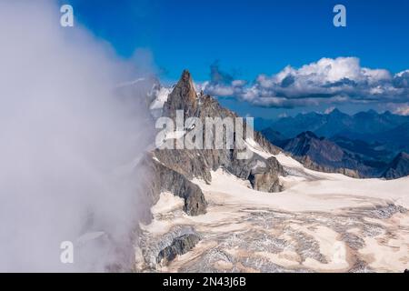 Blick von Aiguille du Midi auf den Géant-Gletscher, mit dem Dent du Géant, der herausragt, Wolken, die sich hineinziehen. Stockfoto