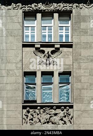 Kunstvoll verzierte Fassade eines Gebäudes in der Kiew Passage auf Chreshchatyk in Kiew Ukraine Stockfoto