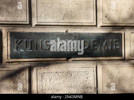 Düsseldorf, Deutschland. 08. Februar 2023. Der Eingang zur Düsseldorfer Kunstakademie. In der renommierten Kunstakademie zeigen die Studenten fünf Tage lang ihre Semester- und Abschlussarbeiten. Die Düsseldorfer Kunstakademie feiert in diesem Jahr ihr 250.-jähriges Jubiläum. Kredit: Oliver Berg/dpa/Alamy Live News Stockfoto