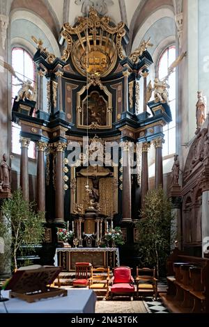 Altar der Kollegialkirche von St. Lawrence in der Stadt Zhowkva, Lemberg, Ukraine Stockfoto