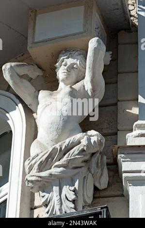 Karyatid-Skulptur an der alten Gebäudefassade in Kiew Ukraine Stockfoto