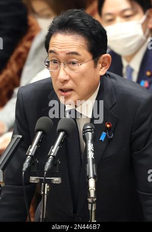 Tokio, Japan. 8. Februar 2023. Der japanische Ministerpräsident Fumio Kishida beantwortet eine Frage auf der Sitzung des Haushaltsausschusses des Unterhauses am Mittwoch, den 8. Februar 2023, im Parlament in Tokio. Kredit: Yoshio Tsunoda/AFLO/Alamy Live News Stockfoto