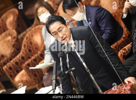 Tokio, Japan. 8. Februar 2023. Der japanische Ministerpräsident Fumio Kishida beantwortet eine Frage auf der Sitzung des Haushaltsausschusses des Unterhauses am Mittwoch, den 8. Februar 2023, im Parlament in Tokio. Kredit: Yoshio Tsunoda/AFLO/Alamy Live News Stockfoto