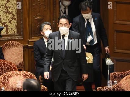 Tokio, Japan. 8. Februar 2023. Der japanische Ministerpräsident Fumio Kishida trifft am Mittwoch, den 8. Februar 2023, zur Sitzung des Haushaltsausschusses des Unterhauses beim National Diet in Tokio ein. Kredit: Yoshio Tsunoda/AFLO/Alamy Live News Stockfoto