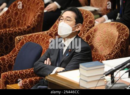 Tokio, Japan. 8. Februar 2023. Der japanische Ministerpräsident Fumio Kishida trifft am Mittwoch, den 8. Februar 2023, zur Sitzung des Haushaltsausschusses des Unterhauses beim National Diet in Tokio ein. Kredit: Yoshio Tsunoda/AFLO/Alamy Live News Stockfoto