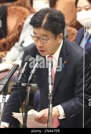 Tokio, Japan. 8. Februar 2023. Der japanische Gesundheitsminister Katsunobu Kato beantwortet am Mittwoch, den 8. Februar 2023, eine Frage auf der Sitzung des Haushaltsausschusses des Unterhauses beim Nationaldiet in Tokio. Kredit: Yoshio Tsunoda/AFLO/Alamy Live News Stockfoto