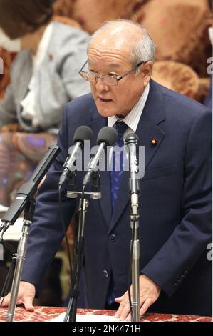 Tokio, Japan. 8. Februar 2023. Der japanische Finanzminister Shunichi Suzuki beantwortet eine Frage auf der Sitzung des Haushaltsausschusses des Unterhauses am Mittwoch, den 8. Februar 2023, beim Nationalgericht in Tokio. Kredit: Yoshio Tsunoda/AFLO/Alamy Live News Stockfoto