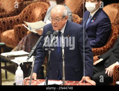 Tokio, Japan. 8. Februar 2023. Der japanische Finanzminister Shunichi Suzuki beantwortet eine Frage auf der Sitzung des Haushaltsausschusses des Unterhauses am Mittwoch, den 8. Februar 2023, beim Nationalgericht in Tokio. Kredit: Yoshio Tsunoda/AFLO/Alamy Live News Stockfoto