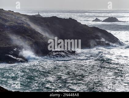 Sturmwind und stürzende Wellen entlang des Küstenpfads von North Cornwall mit Blick auf Levant Mine und Beam Engine Stockfoto