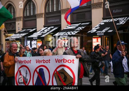 München, Deutschland. 22. Mai 2017. Am 22. Mai 2017 marschierte Pegida München erneut durch die Straßen Münchens. Etwa 45 trat dem rechtsextremen marsch bei. (Foto: Alexander Pohl/Sipa USA) Guthaben: SIPA USA/Alamy Live News Stockfoto