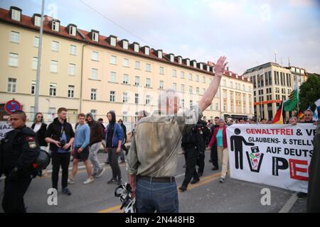 München, Deutschland. 22. Mai 2017. Am 22. Mai 2017 marschierte Pegida München erneut durch die Straßen Münchens. Etwa 45 trat dem rechtsextremen marsch bei. (Foto: Alexander Pohl/Sipa USA) Guthaben: SIPA USA/Alamy Live News Stockfoto